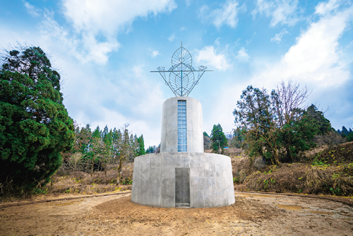 イリヤ&エミリア・カバコフ「手をたずさえる塔」