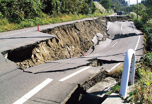 国道252号（川西町越ヶ沢地内）の崩落現場