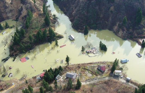 東竹沢地区　河道閉塞による集落水没
