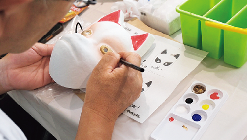 「つがわの狐の嫁入り行列」を疑似体験できる狐面の絵付け体験の様子